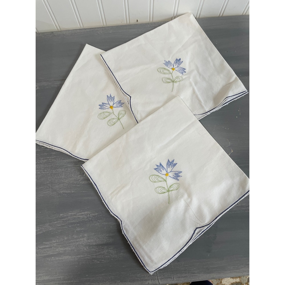 Vintage White Cloth Napkins Set of 3 Blue Floral Embroidery Scalloped Edge 16x17 - Picture 4 of 6